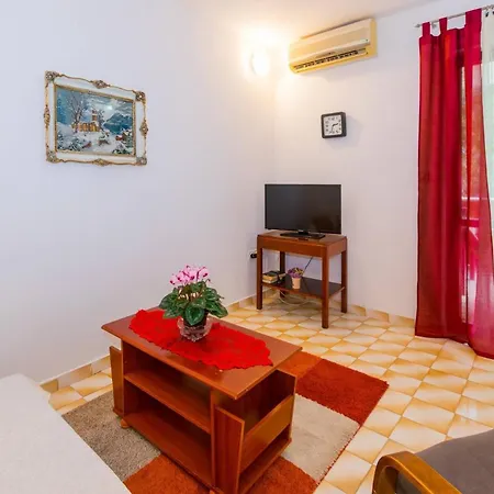 With Parking Space - 27705 Appartement Pula